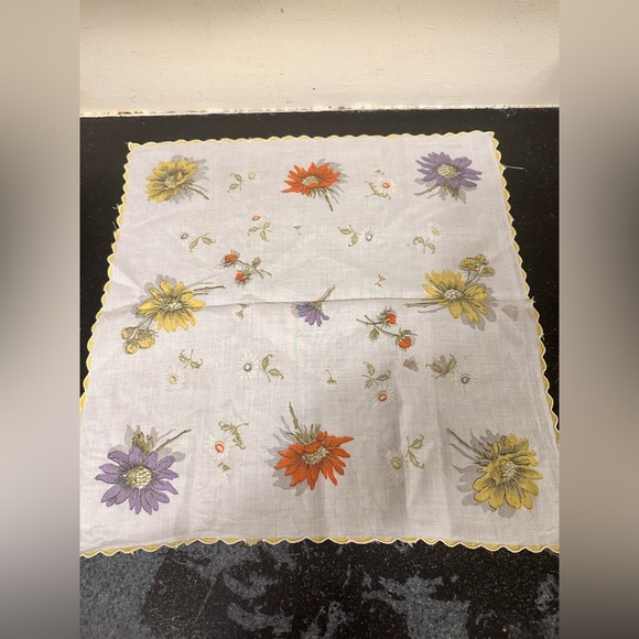 Vintage Hand Painted Colette Handkerchief Scalloped Edge 16" - Picture 2 of 4